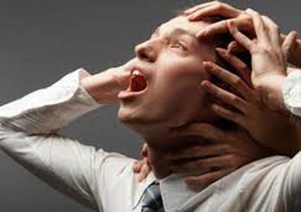 A psychologist gives advice to people in home quarantine