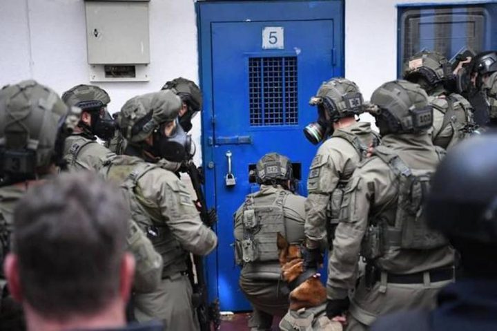 Palestinian prisoners start protesting in Ofer prison