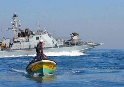 Occupation boats open fire towards fishermen in Gaza