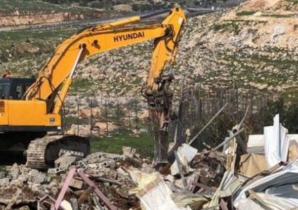 The occupation notifies the demolition of a barracks