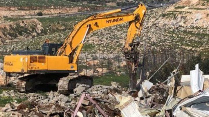 The occupation notifies the demolition of a barracks