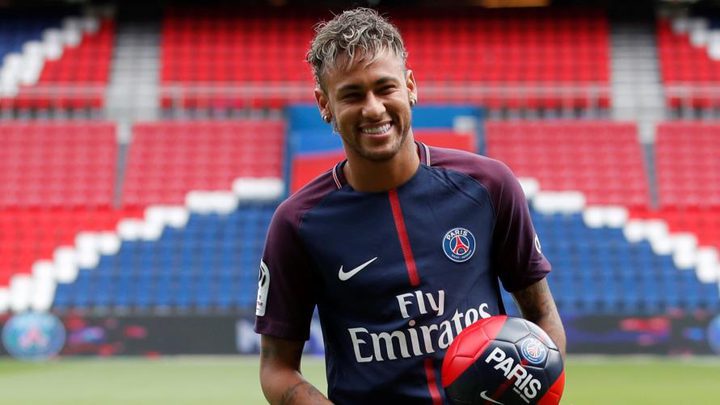 Paris Saint-Germain tempts Neymar to not go back to Barcelona