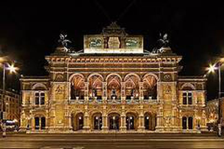 Opera stars sing in Vienna for people under lockdown