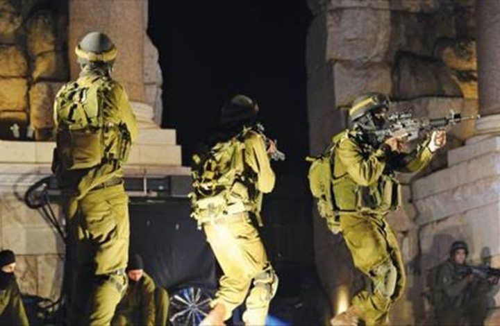 The occupation arrests 6 citizens from the West Bank