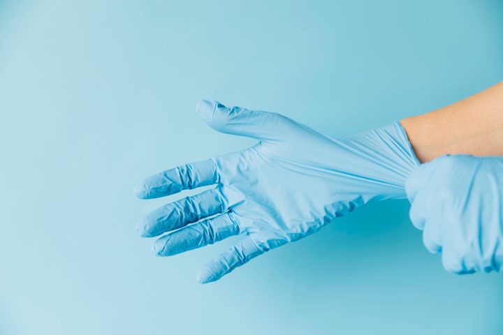 Doctors: wearing gloves increases the spread of corona virus