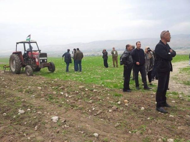 IOF seize lands and prevent lands plowing in West Bank