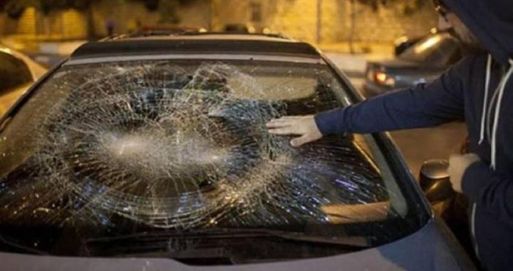 Israeli settlers throw stones at citizens' vehicles near Burin