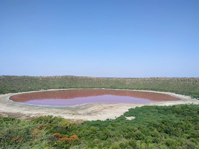 Lake Foghea in India mysteriously turned pink