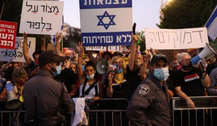 Thousands of demonstrators called on Netanyahu to resign