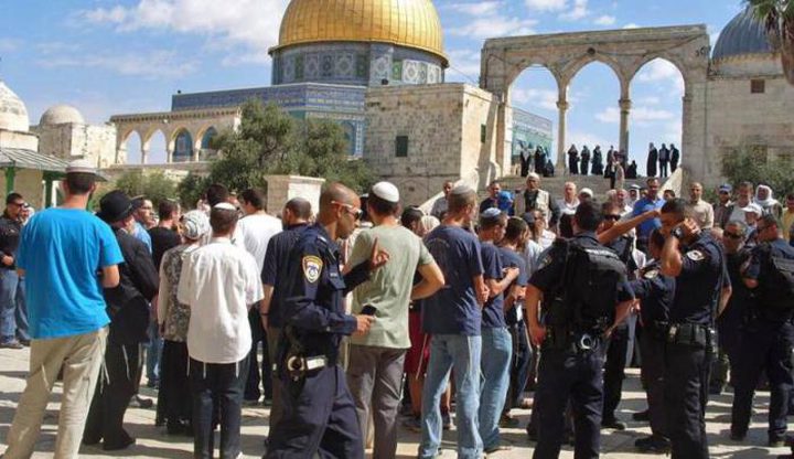 Israeli settlers perform Talmudic provocative prayers at Al-Aqsa.