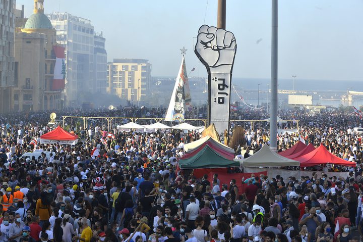 Lebanese call for an uprising against the country politicians corruption