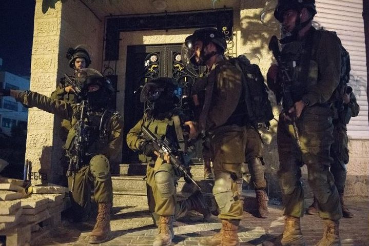 Israeli occupation  forces detain 11 Palestinians in raids last night