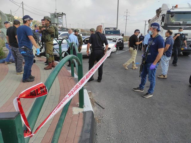 IOF shoot and injure Palestinian at an Israeli military checkpoint