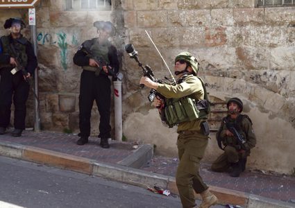 Settler fires at a home and confiscated the surveillance cameras in Hebron
