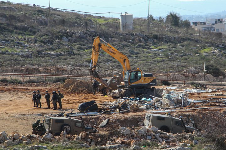 Israeli bulldozers demolish shack at Nablus