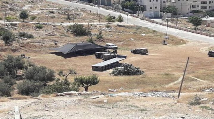 Settlers sets up a tent South of Hebron