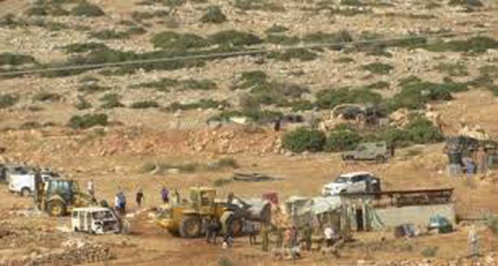 Jordan Valley: Settlers set up cattle shed on a Palestinian land