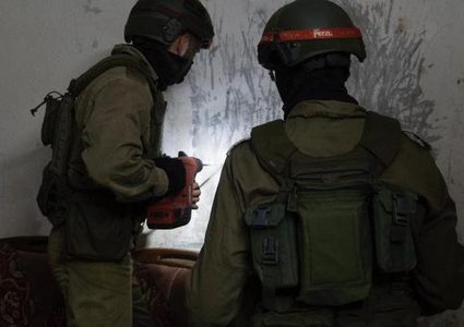 The occupation closes a room in the house of prisoner Nazmi Abu Bakr, from Jenin with cement