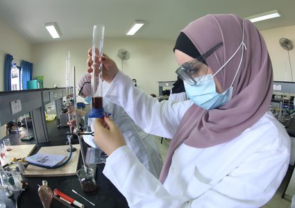 An-Najah's Department of Pharmacy Produces Alcohol-Based ‎Hand Sanitizers to Distribute to Campus Community