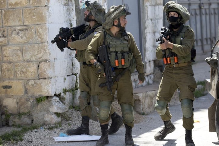 IOF assault a mother, while detaining her son in Hebron