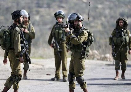 Hebron: IOF shoot and  detain a young man