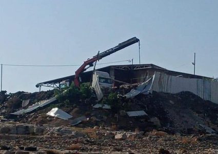 Jerusalem: IOF demolishes car wash workshop