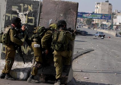 Israeli occupation soldiers shoot and injure four Palestinians during a raid at Qalandia refugee camp