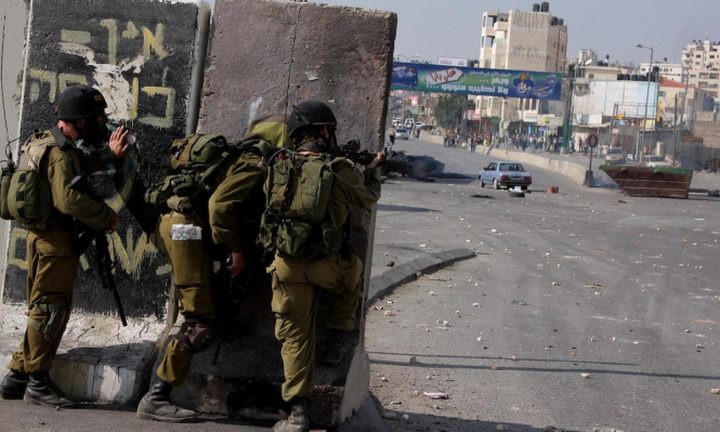 Israeli occupation soldiers shoot and injure four Palestinians during a raid at Qalandia refugee camp