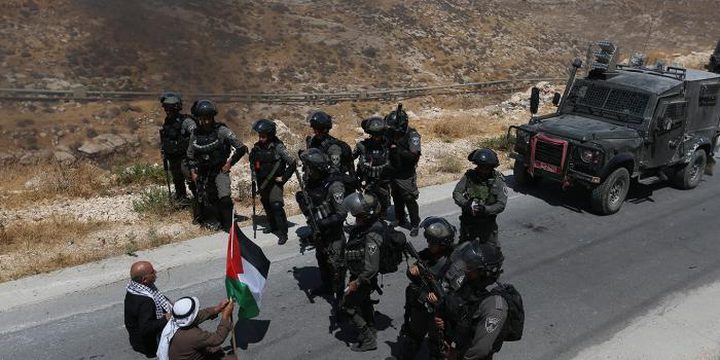Occupation forces injure a Palestinian man