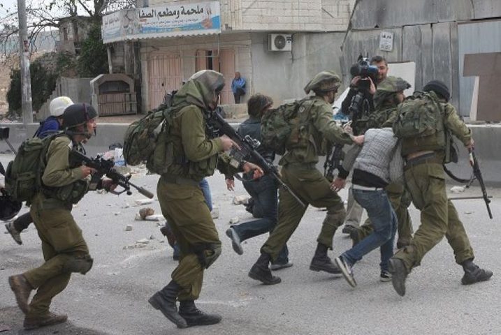 Arresting campaign of 20 citizens in  West Bank areas