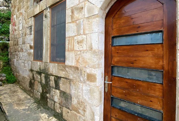 Half of Jbeil is a small village with an area of 28 dunums, located 17 km northwest of Nablus, and it is bounded to the north by the village of Agnesinia, 1 km, to the west, by the village of Sebastia, 2.5 km, from the east, Asira al-Shamaliya, 7 km, and from the north, Beit Ummrin, 500 m. All of these villages share agricultural land with half of Byblos.