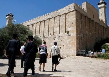 Settlers carry out massive desecration operations in Al-Ibrahimi Mosque