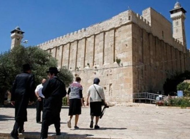 Settlers carry out massive desecration operations in Al-Ibrahimi Mosque