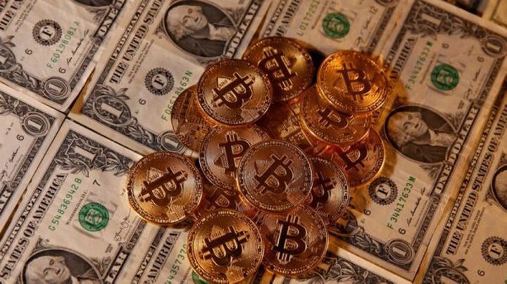 Bitcoin drops 7.7% to 55.408