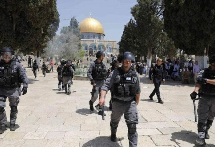 The occupation forces besieged the Old City and practice violence against Palestinian worshippers