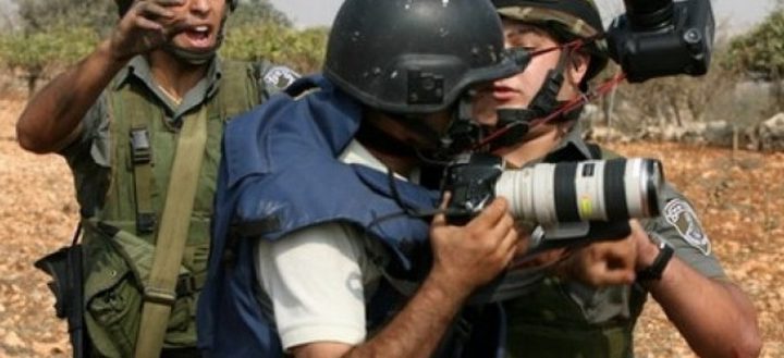 The Israeli occupation detains the Palestine TV crew west of Ramallah