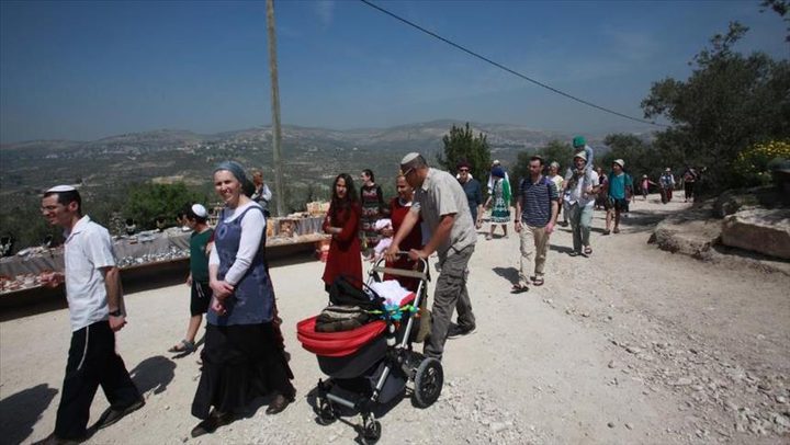 Hundreds of settlers storm a shrine in the town of “Taqoa’”