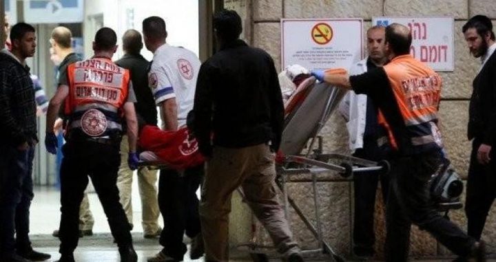 Settlers stab a Palestinian young man in Jerusalem