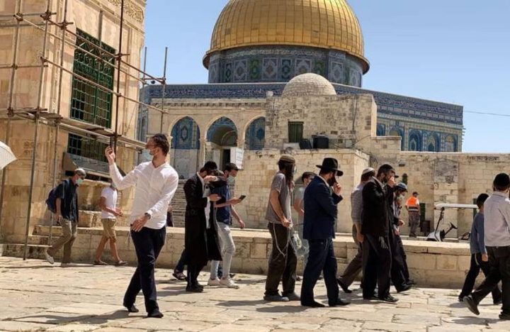 Dozens of settlers break in to Al-Aqsa Mosque